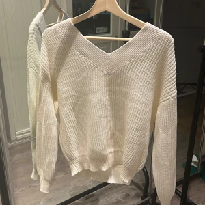 Stickad🤍 - Stickad tröja Stolek M Aldrig använt 