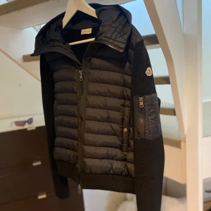 Moncler Cardigan  - Säljer nu min cardigan eftersom den är för liten och därför knappt använt den, och där med är skicket som ny. . Köpte den på plick så har tyvärr inte kvitto men tveka inte att skriva om någon fråga. Pris kan diskuteras tar även emot byten.