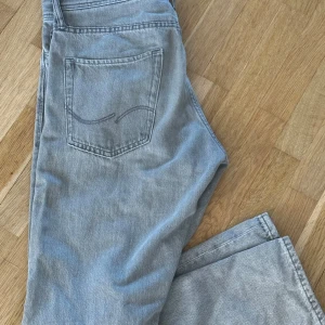 Jeans från Jack&Jones  - Storlek: 32/32 | Skick: 9/10 | Fit: Loose | Färg: Grå | OBS! Pris kan diskuteras, skriv privat.👌