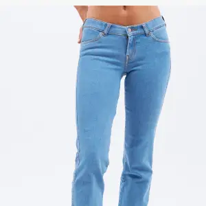 Jeans i nyskick använda 2 gånger, säljer då de är för stora