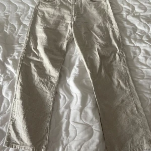 Beige byxor från Hugo Boss - Säljer ett par off-white linnbyxor från Hugo Boss. Tyget 60% bomull och 40% linne och de är tillverkade i Italien. Storleken skulle jag säga liknar mer en W31 L32. Nypris på 1399, du får dem för bara 400 kr.