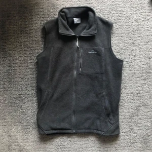 Kathmandu fleece väst - Köpt här på plick använd en gång passade inte riktigt som jag ville så säljer vidare storlek L men passar M beroende på din du önskade passform. Fråga gärna om du har något på tanken nypris var 700kr