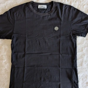 Stone island t-shirt - Stone island t-shirt i mycket fint skick. Endast använd vid 2 tillfällen, sedan tvättad. Storlek S. Skriv vid frågor :)