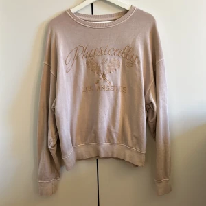Sweatshirt - Säljer denna sweatern i strl XS/S. Sparsamt använd, i fint skick. Är mer beige i verkligheten. Tryck gärna på ”köp nu”.