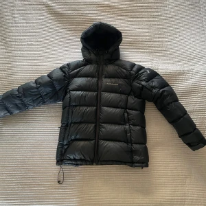 svart peak jacka dam - säljer nu min svarta peak performance jacka i storlek L. jackan är väl använd så ett litet hål förekommer nedanför vänstra fickan, men annars inga speciella defekter! pris kan diskuteras ☺️