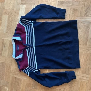 Tjock tröja - Skön tröja som har kvalitativt material och sitter bra. Turtle neck finns med en liten dragkedja.