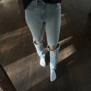 Levis jeans - Levis jeans med hål i knäna, modell 724. I använt men fint skick. Storlek 25