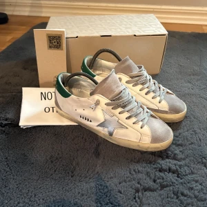 Golden goose super star - Tja! Säljer nu dessa galet snygga Golden goose skor i skicket 9,5/10 skulle jag säga. Självklart äkta, köpte på sicurofashion och orderbekräftelse finns. Storleken är 41 men skulle säga att de passar 42-43. Skriv vid funderingar.