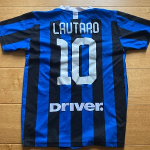 Fotbollströja  - En Inter tröja med Lautaro på ryggen i st XS. Backsidan av tröjan har blivit lite knottrig men övrigt en fin tröja med bra skick!