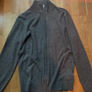 Stickad gant zip - Använd fåtal gånger och är därmed i princip helt ny. Köpt i våras, perfekt för hösten som kommer nu. Storleken är M. Säljer för 500 nypris runt 1700