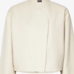 Vit höst kappa  - Vit höst kappa från Gina tricot i bra skick. Den är endast använd en gång och köptes för 499