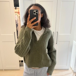 Grön tjocktröja - Grön tjocktröja från Weekday i storlek M. Träjan är använda men har fortfarande fint skick. 