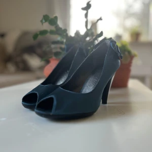 Mustang klackar - Fina och fräscha mustang-klackar, rosett som detalj vid hälen🙈🌸 