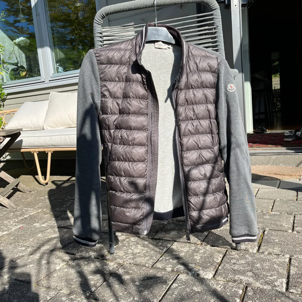 Säljer min Moncler cardigan då den börjat bli för liten! Storlek S, Riktigt bra skick 9,5/10, använd i några månader, 100% äkta se bilder. Fler frågor kom privat!. Jackor.