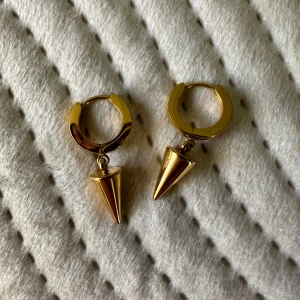 Nit örhängen - Snygga stålörhängen från Ur&Penn! Använda endast 2-3 gånger, så jättebra skick 💗 Går ej att köpa längre, original pris ca 299! Smyckes-ask medföljer ☺️🌟