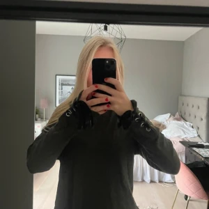 Tröja med knytningar  - Tröja med knytningar stl s