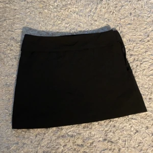 Minikjol - En minikjol från Pull & Bear i nyskick. Dragkedja på sidan som stängning. Storlek M men känns som xs/s. Jag köpte den för 299kr. 