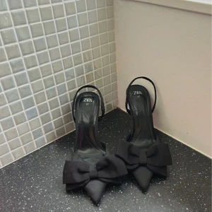 Klackar med rosett  - Svarta klackar med rosett från zara