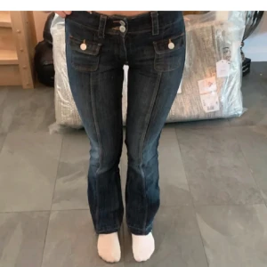 H&m jeans❤️ - Från barnavdelningen på h&m, förra säljeren hade klippt bort lappen och vet inte storlwken men den passar folk som är ca 160cm❤️ 3 FÖRSTA BILDERNA ÄR INTE MINA💗 innerbenslängd-70cm mifjemått-36cm