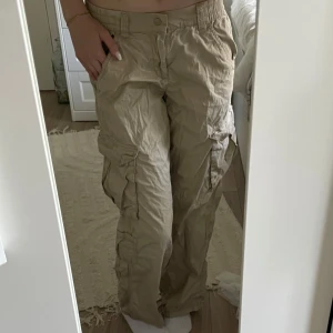 Beige cargobyxor - Sköna & snygga cargos! Stretchig vid midjan, kan stretchas till ca 42cm. Använda men är fortfarande i bra skick 💕