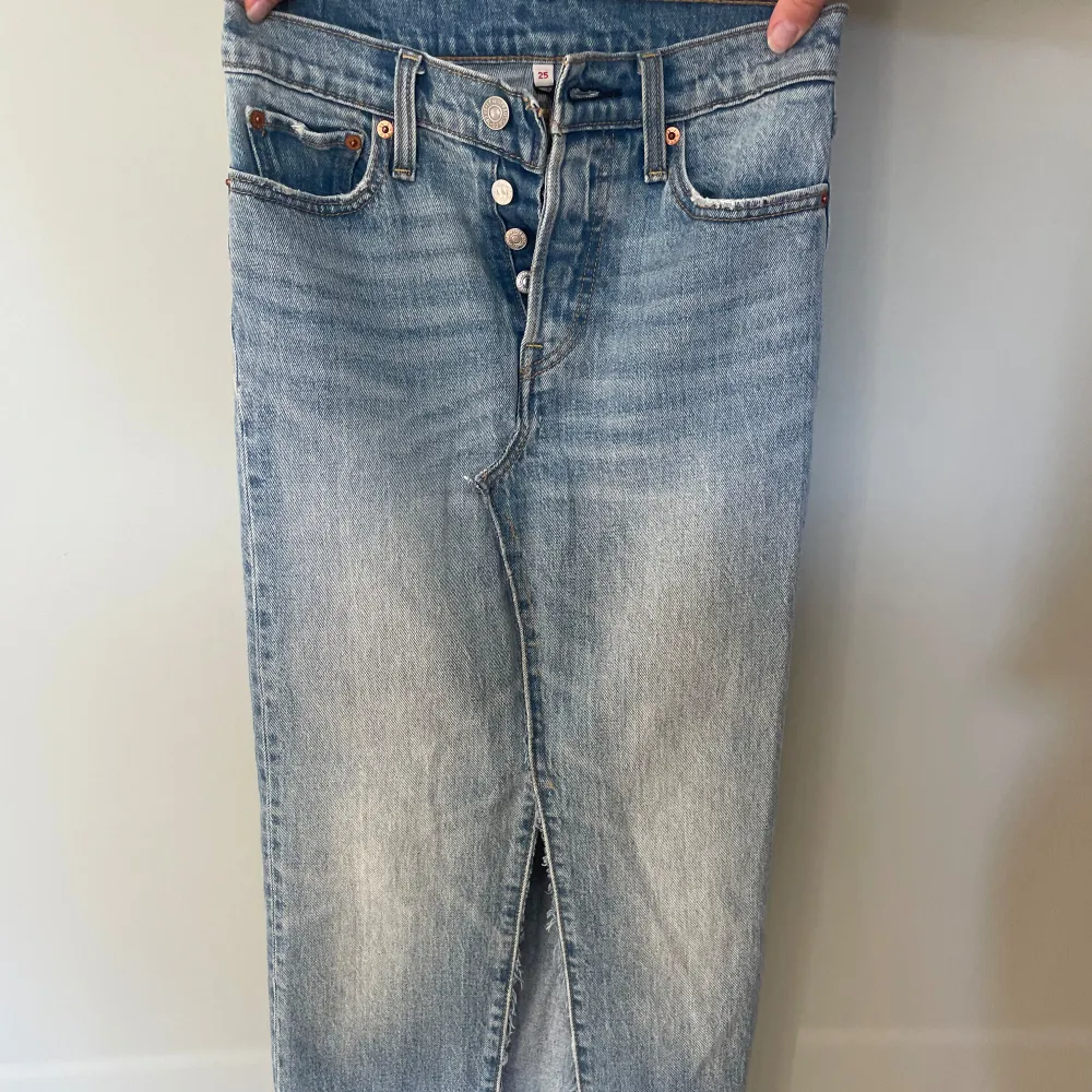 Lång Levis jeanskjol i storlek 25. Köpt på Sellpy men passade mig tyvärr inte. Skitsnygg klassisk Levisfärg.. Kjolar.