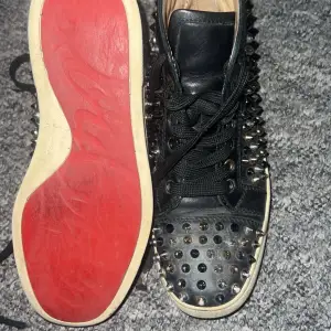 Säljer min sambos louboutin skor, storlek 38. Inget kvitto eller orginalbox därav pris. 