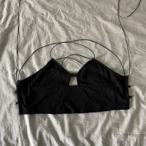 Svart festtopp - Jättesöt svart festtopp med snörning!! Har fått av en kompis och aldrig själv använt 🥰