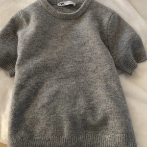 Stickad tröja - Fin stickad t shirt frpn zara, bra skick💗😊