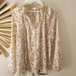 H&M blus - Blus från H&M i nyskick. Sista bilderna är lånad från hemsidan, där är färgarna mer rättvisa. 