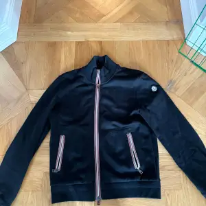 Zip-up sweatshirt frön Moncler i en mörkblå nästan svart färg. Väldigt bra skicka 