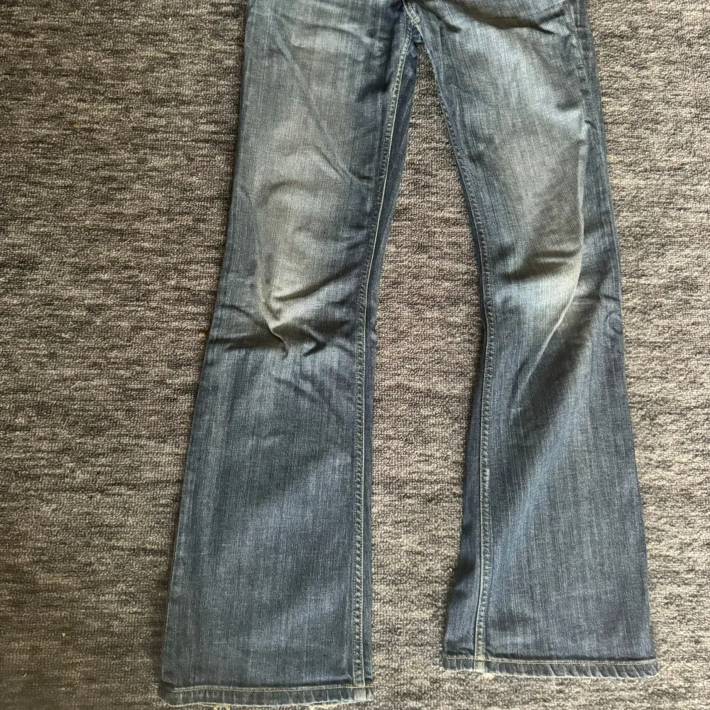 Säljer ett par as snygga jeans ifrån Lee. De är lowwaist och bootcut❤️ midjemått: 38cm innerbenslägnd: 79cm❤️jätte bra skick. Skriv privat om ni undrar nått!. Jeans & Byxor.