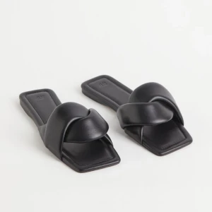 LEATHER SLIDES  - Säljer dessa oanvända slipp ins från H&M köpa nu precis innan sommaren🌟 Dem är i strl 36, och helt oanvända med prislapp kvar.  Dem är super fina och super sköna att gå i 🍋🍋 Nypris: 499 kr Säljer pga att jag råkade köpa dubbletter…