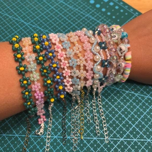 Handgjort armband - Justerbar längd 15-20.  Pris för blommor armband 80 kr per st 