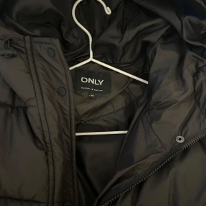 Lång vinterjacka - Lång dunjacka inte använd så mycket så i väldigt bra skick