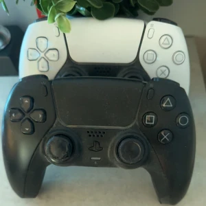 2 st PS5 kontroller!  - Säljer 2 st PS5 kontroller i bra skick! Små delar av joysticksen är slitna, annars felfria! Nypris per kontroll är 800kr. Jag säljer för 349 kr styck eller båda för 599kr. (Om ni vill ha båda, säg det så lägger jag upp en ny annons)