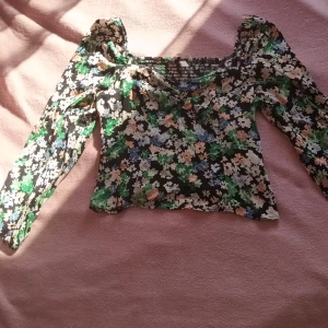 Blommig topp - En blommig topp från H&M i strl 44 men passar mig som har S/M. Hade den på en skolavslutning för x antal år sedan och har sedan dess bara blivit liggandes därav säljes den 