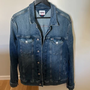 Jeansjacka Tommy Hilfiger - Storlek L men passar även om man har stl M Nyskick Använd endast fåtal gånger