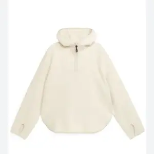 Säljer två Arket fleece som inte längre finns att köpa. En lila och en beige, båda i använt men fint skick. Båda strl XS Nypris 690kr, mitt pris 200kr styck, båda för 350kr