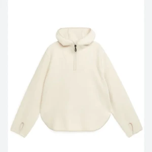 Arket fleece - Säljer två Arket fleece som inte längre finns att köpa. En lila och en beige, båda i använt men fint skick. Båda strl XS Nypris 690kr, mitt pris 200kr styck, båda för 350kr