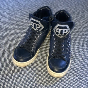 Phillip Plein skor - Svarta phillip plein skor av läder med nitar på, säljer för att de blivit för små, inga defekter