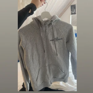 Peak Performance Hoodie med dragkedja - Mjuk, varm och otroligt skön- perfekt för vardag och aktivitet. Tyvärr är den för liten för mig så jag måste tyvärr släppa taget om den. Tröjan är i bra skick och de är storlek S💕🌸