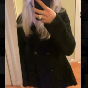 Svart kappa - Jättefin svart kappa som passar till vår och höst. Finns ingen lapp med storlek men passar mig som brukar ha storlek S.