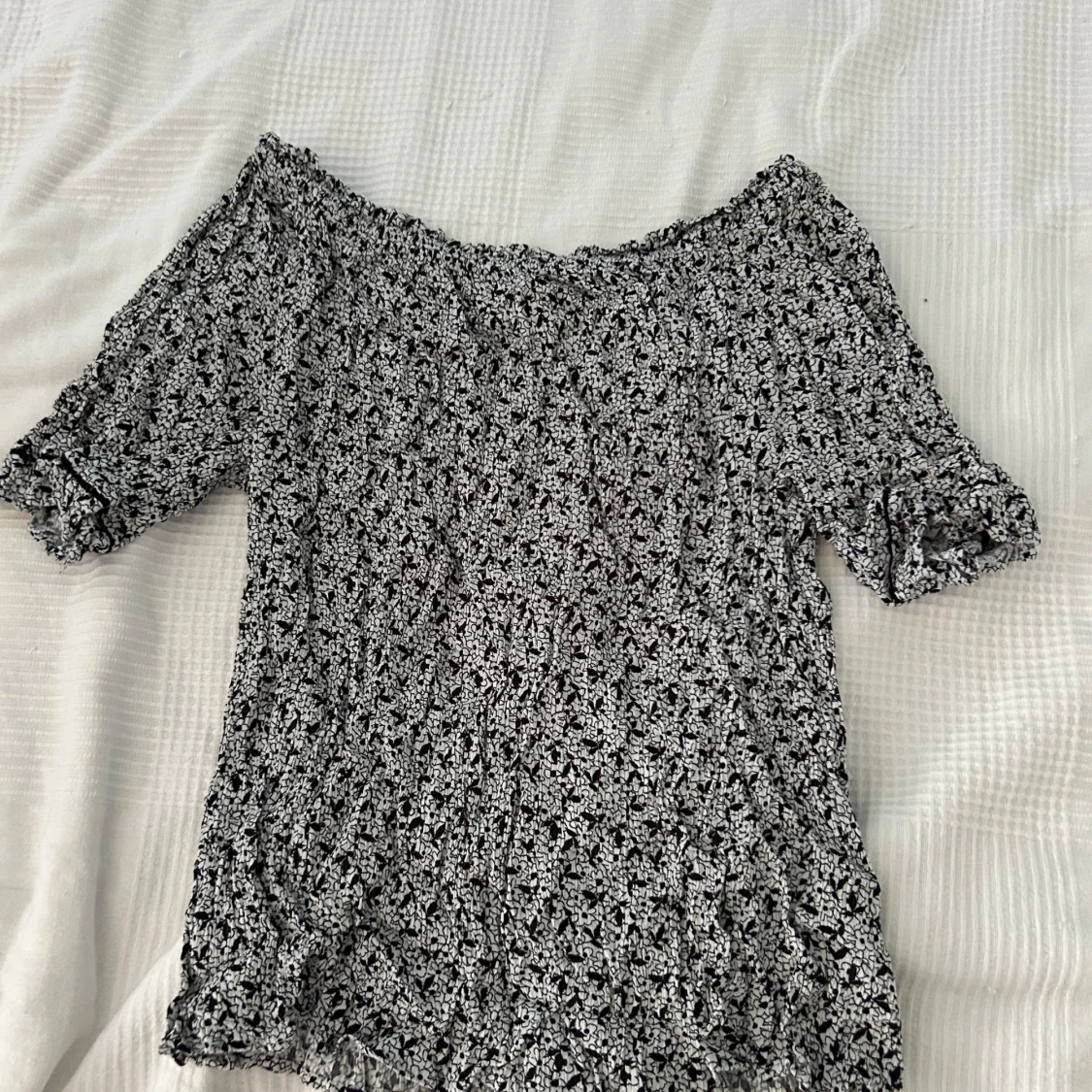 Svartvit blommig topp från C