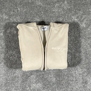Multiply Apparel Hoodie - Nu säljer vi en riktigt snygg zip-hoodie från Multiply Apparel. Normal passform och är jätteskön att ha på sig. Tröjan är i nyskick och har inga defekter. Nypris: 900kr 
