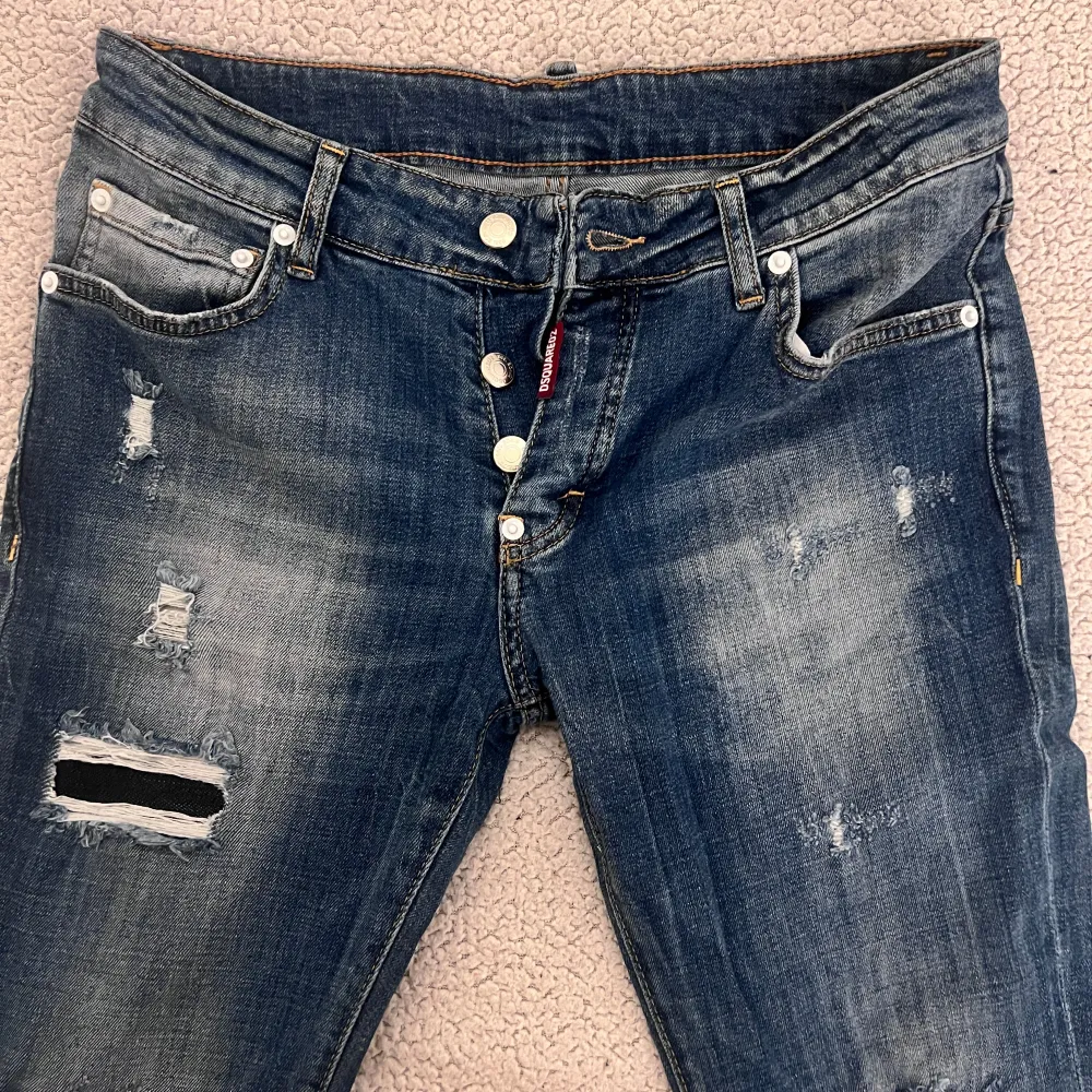 Dsquared2 till salu, använt 4-5 gånger. Dom har blivit för små på mig då jag har gått upp i vikt, fina och snygga till vardags. För mer bilder skriv i chatten.. Jeans & Byxor.