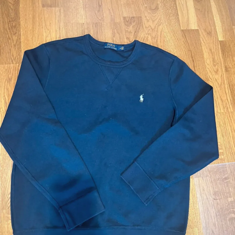 Säljer denna sweatshirt ifrån Ralph Lauren i navy färg, skick 9/10 inga deflekter! ✅. Tröjor & Koftor.