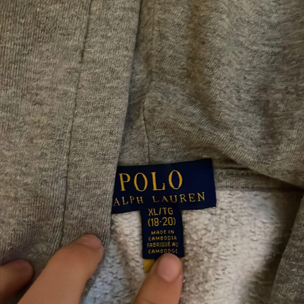 Säljer dennna skit feta Ralph lauren zipup pga är för liten för mig. 2100kr nypris och är 8/10 i skick. Skriv om intresse😃. Tröjor & Koftor.