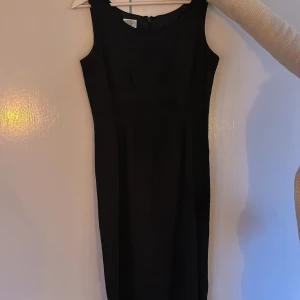 Laura Ashley Klänning - Laura Ashley märkes klänning marin blå