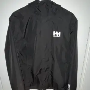 En svart Helly hansen jacka i nyskick, inga skador. Passar perfekt i storlek S, hör gärna av er😁