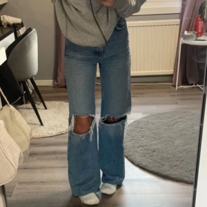 Jeans  - Säljer dessa pga att dom inte kommer till användning! Orginal pris 600kr, tar emot bud!